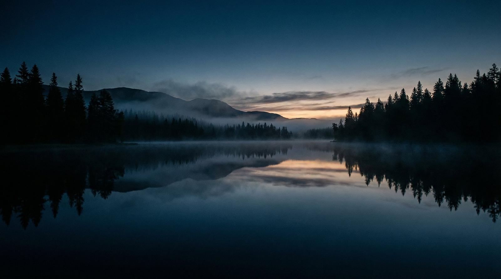 Nordische Seenlandschaft in der Dämmerung – stille Wälder, Nebel über dem Wasser